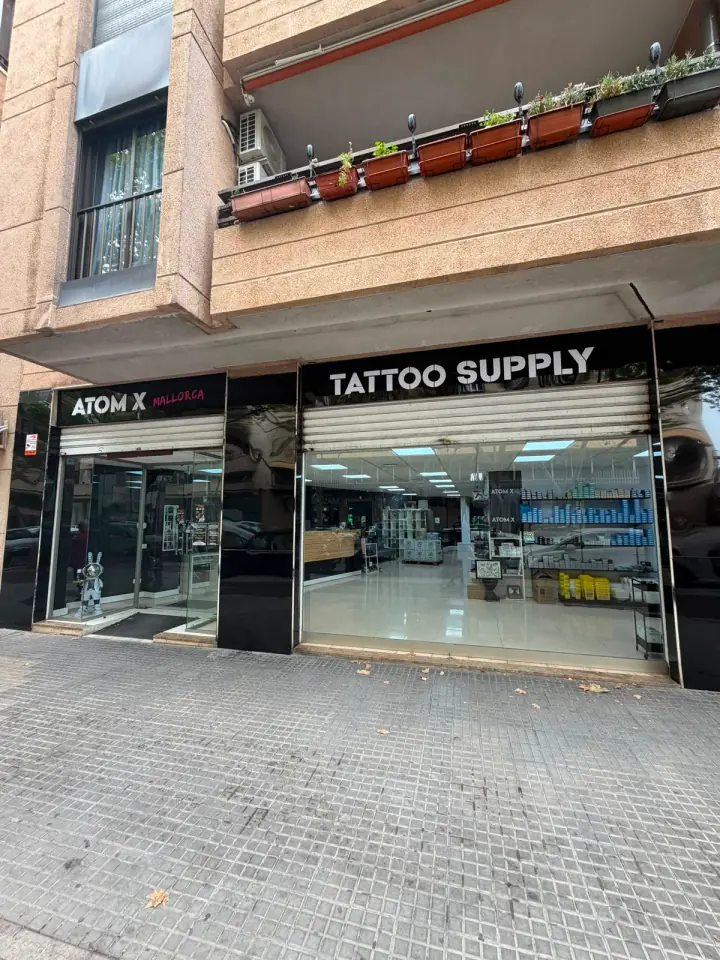 Fachada de la tienda f&iacute;sica ATOM X Mallorca Tattoo Supply en Palma